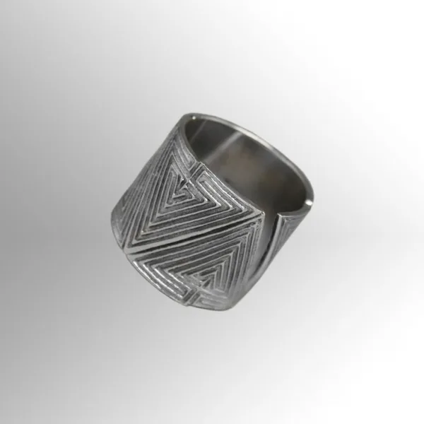 Anello a fascia di labirintini - Ventrella Gioiellieri